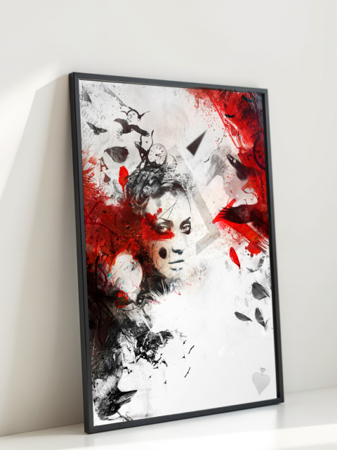 Plakat abstrakcyjny A3 z kobietą i czerwonymi skrzydłami kruka na tle geometrycznych motywów w kolorach czerni, czerwieni i beżu.