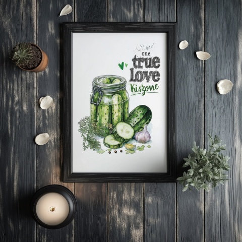 Plakat „One True Love – Kiszone klasycznie” – słoik kiszonych ogórków z czosnkiem i przyprawami w stylu akwarelowym